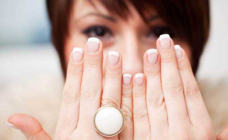5 τρόποι να φροντίζεις τα νύχια σου ενδιάμεσα από τα ραντεβού σου για μανικιούρ! - Φωτογραφία 1