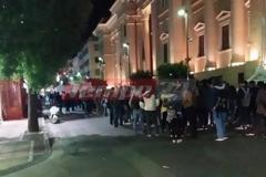 ΤΩΡΑ - Καθιστική διαμαρτυρία και πορεία φοιτητών συνοδεία... καπνογόνων στο κέντρο της Πάτρας - Χρηματοδότηση πανεπιστημίων και πυρηνικά στον Άραξο