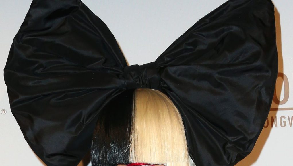 Η Sia αποφάσισε να μας δείξει τον «εσωτερικό» της κόσμο… γυμνό! Προσοχή: Δεν λείπει μόνο η περούκα! - Φωτογραφία 1