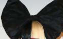 Η Sia αποφάσισε να μας δείξει τον «εσωτερικό» της κόσμο… γυμνό! Προσοχή: Δεν λείπει μόνο η περούκα!