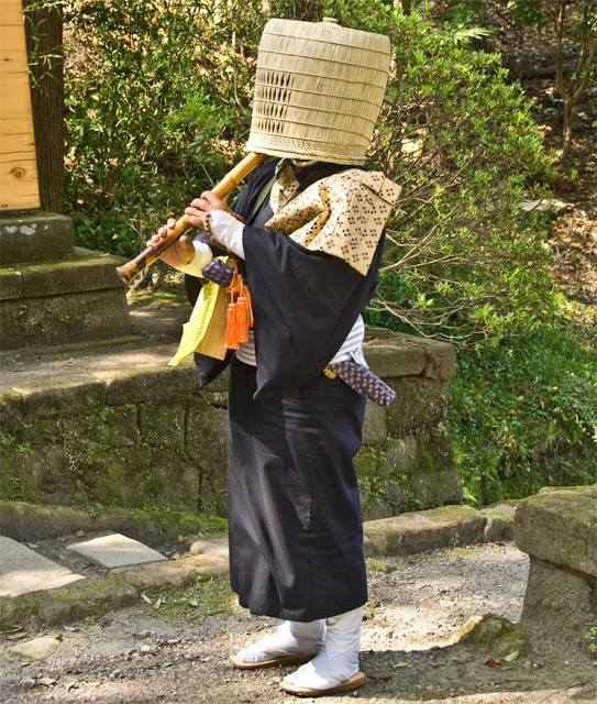 Οι μυστηριώδεις μοναχοί της Ιαπωνίας που διαλογίζονται μέσω της μουσικής με καλάθια στο κεφάλι [video] - Φωτογραφία 2
