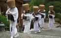 Οι μυστηριώδεις μοναχοί της Ιαπωνίας που διαλογίζονται μέσω της μουσικής με καλάθια στο κεφάλι [video]