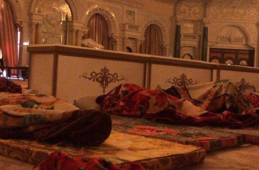 Ταπείνωση! Οι Σαουδάραβας πρίγκιπες κοιμούνται στο πάτωμα - Φωτογραφία 1