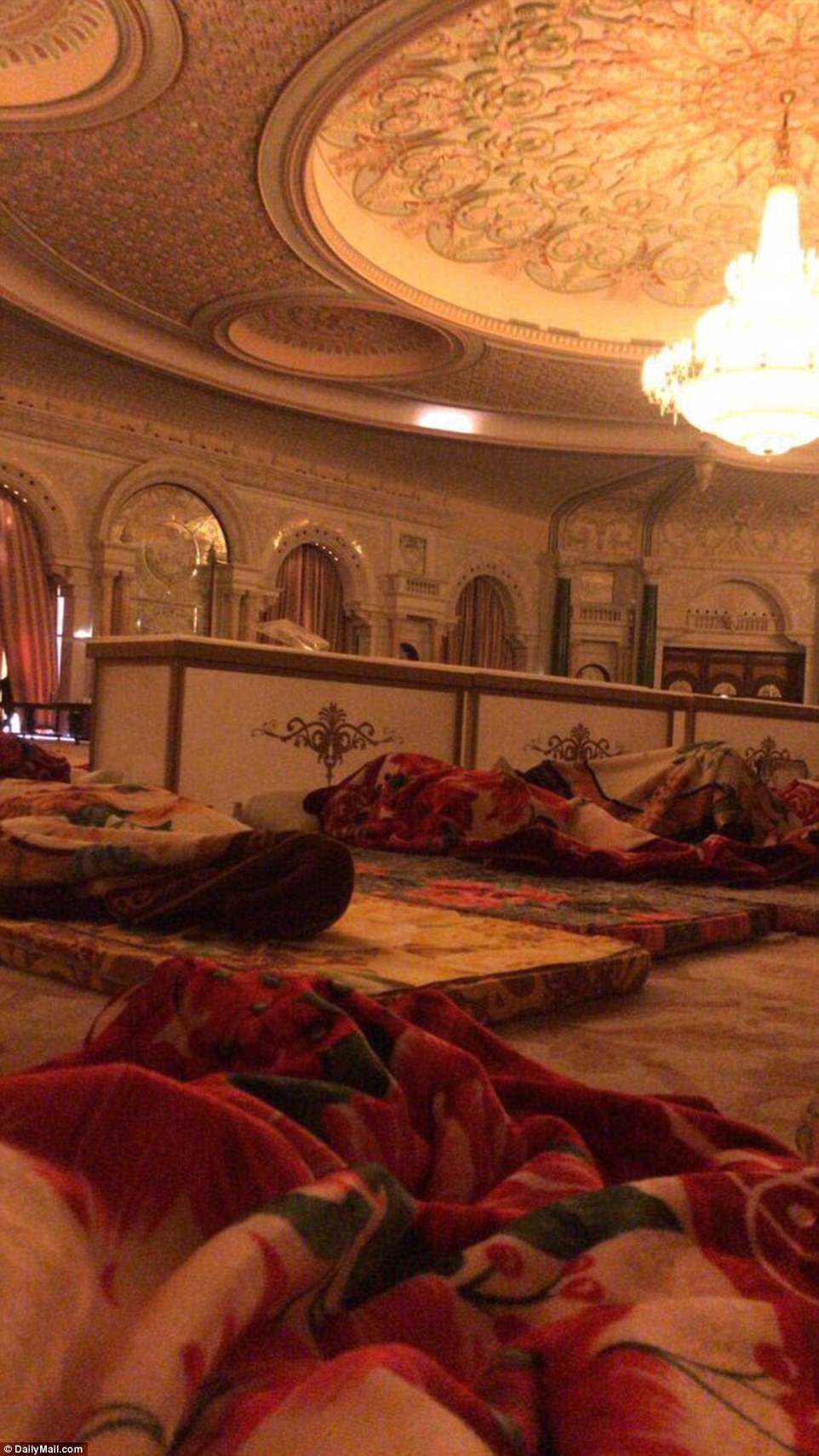 Ταπείνωση! Οι Σαουδάραβας πρίγκιπες κοιμούνται στο πάτωμα - Φωτογραφία 3