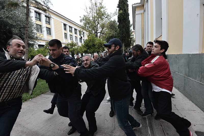 Βίντεο: Ξυλοκόπησαν τον δολοφόνο της Δώρας - Το ξέσπασμα του αδερφού και της μάνας στα δικαστήρια - Φωτογραφία 4