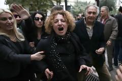 Βίντεο: Ξυλοκόπησαν τον δολοφόνο της Δώρας - Το ξέσπασμα του αδερφού και της μάνας στα δικαστήρια