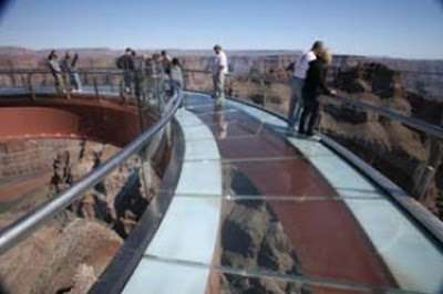 Η εντυπωσιακή γυάλινη γέφυρα πάνω από το Grand Canyon! - Φωτογραφία 2