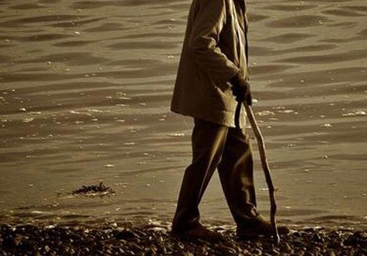 Αχαΐα: Ποιος είναι ο μοναχικός άνδρας που περπατάει καθημερινά από τα Καμίνια μέχρι τις Αλυκές - Μήπως θέλει βοήθεια; - Φωτογραφία 1