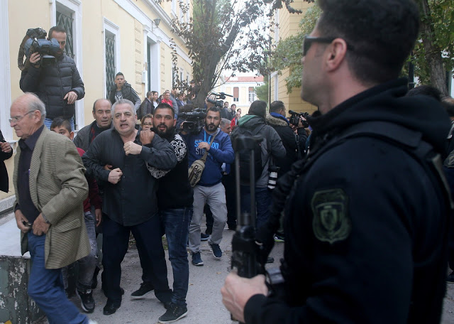 Σύρραξη στην Ευελπίδων: Λίντσαραν τον δολοφόνο της Δώρας Ζέμπερη - «Αφήστε μας να τον σκοτώσουμε» (ΦΩΤΟ & ΒΙΝΤΕΟ) - Φωτογραφία 4