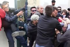 Σύρραξη στην Ευελπίδων: Λίντσαραν τον δολοφόνο της Δώρας Ζέμπερη - «Αφήστε μας να τον σκοτώσουμε» (ΦΩΤΟ & ΒΙΝΤΕΟ)
