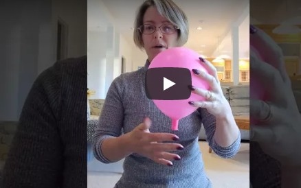 Τι συμβαίνει στο σώμα μας κατά τον τοκετό: Μια αναπαράσταση με ένα μπαλόνι κι ένα μπαλάκι του πινγκ-πονγκ [video] - Φωτογραφία 1