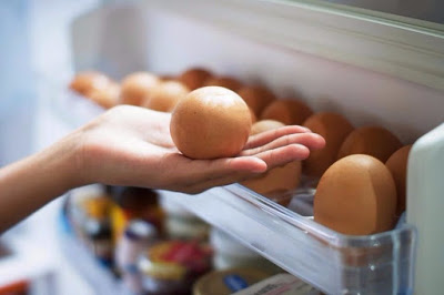 Γιατί δεν πρέπει να βάζετε τα αυγά στις θήκες της πόρτας του ψυγείου - Φωτογραφία 1