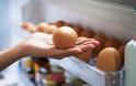 Γιατί δεν πρέπει να βάζετε τα αυγά στις θήκες της πόρτας του ψυγείου
