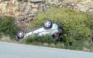 Τροχαίο ατύχημα στην Πάργα: Ανατράπηκε Ι.Χ. αυτοκίνητο στην εθνική οδό Πρέβεζα - Ηγουμενίτσα στο ύψος του Μεσοποτάμου - Φωτογραφία 2