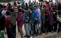 Guardian: Ανεβαίνει η ένταση στη Λέσβο λόγω των συνωστισμένων καταυλισμών «προσφύγων»