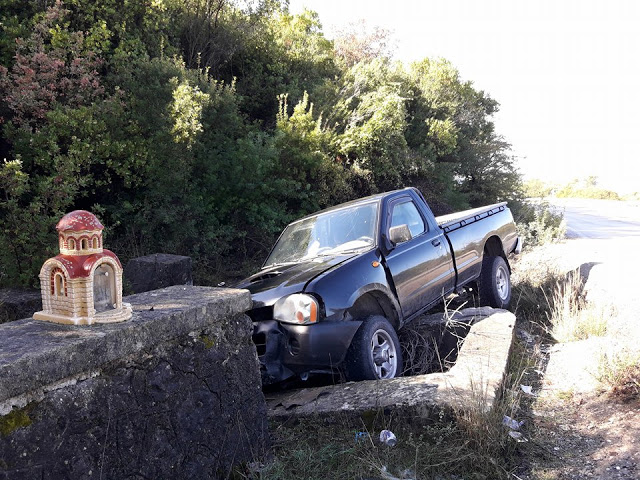 ΑΓΡΟΤΙΚΟ όχημα ξέφυγε απο την πορεία του και έπεσε σε Χαντάκι στη ΒΟΝΙΤΣΑ (ΦΩΤΟ: Στέλλα Λιάπη) - Φωτογραφία 1