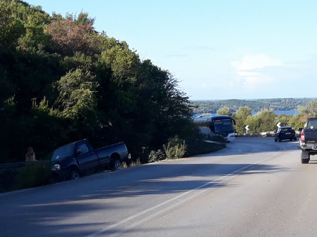 ΑΓΡΟΤΙΚΟ όχημα ξέφυγε απο την πορεία του και έπεσε σε Χαντάκι στη ΒΟΝΙΤΣΑ (ΦΩΤΟ: Στέλλα Λιάπη) - Φωτογραφία 2