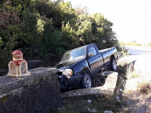 ΑΓΡΟΤΙΚΟ όχημα ξέφυγε απο την πορεία του και έπεσε σε Χαντάκι στη ΒΟΝΙΤΣΑ (ΦΩΤΟ: Στέλλα Λιάπη) - Φωτογραφία 3
