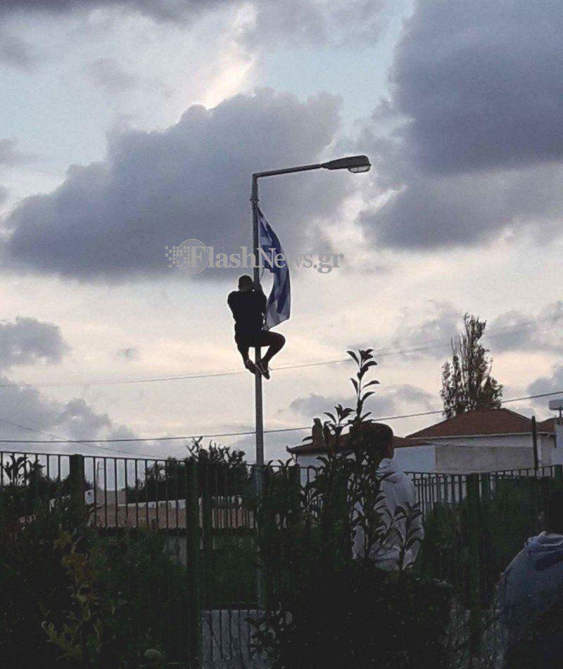 Μαθητής στην Κρήτη ύψωσε την ελληνική σημαία σε στύλο φωτισμού σχολείου και πήρε αποβολή - Φωτογραφία 2