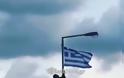 Μαθητής στην Κρήτη ύψωσε την ελληνική σημαία σε στύλο φωτισμού σχολείου και πήρε αποβολή