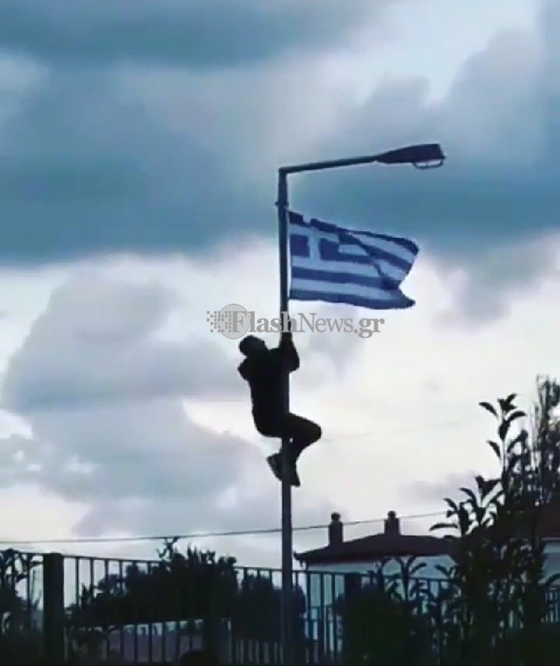 Μαθητής στην Κρήτη ύψωσε την ελληνική σημαία σε στύλο φωτισμού σχολείου και πήρε αποβολή - Φωτογραφία 1