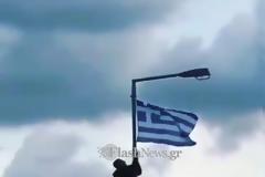 Μαθητής στην Κρήτη ύψωσε την ελληνική σημαία σε στύλο φωτισμού σχολείου και πήρε αποβολή