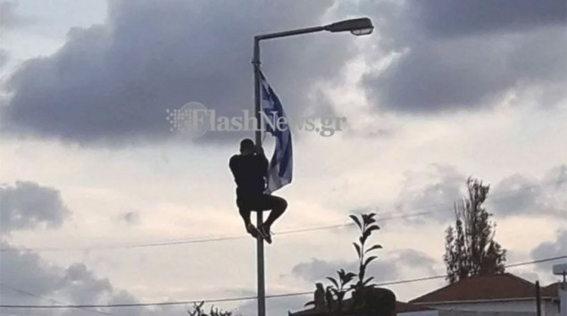 Μαθητής στην Κρήτη πήρε αποβολή γιατί ύψωσε την ελληνική σημαία σε στύλο φωτισμού σχολείου - Φωτογραφία 1