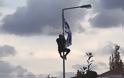 Μαθητής στην Κρήτη πήρε αποβολή γιατί ύψωσε την ελληνική σημαία σε στύλο φωτισμού σχολείου