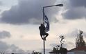 Απέβαλαν μαθητή επειδή ύψωσε την ελληνική σημαία σε σχολείο - ΦΩΤΟ - Φωτογραφία 1
