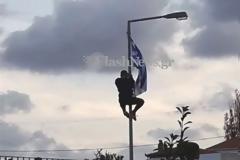 Απέβαλαν μαθητή επειδή ύψωσε την ελληνική σημαία σε σχολείο - ΦΩΤΟ