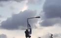 Απέβαλαν μαθητή επειδή ύψωσε την ελληνική σημαία σε σχολείο - ΦΩΤΟ - Φωτογραφία 2