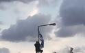Μαθητής στην Κρήτη ύψωσε την ελληνική σημαία σε στύλο φωτισμού σχολείου και πήρε αποβολή - Φωτογραφία 2