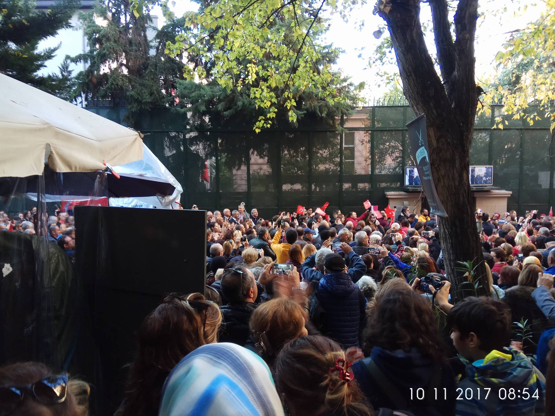 Θεσσαλονίκη: Κοσμοσυρροή στο τούρκικο προξενείο για την επέτειο θανάτου του Ατατούρκ - Φωτογραφία 2