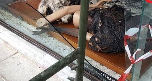 Πάτρα: Εκαψαν με μολότοφ κατάστημα με γούνες – Πού στρέφονται οι έρευνες - Φωτογραφία 1