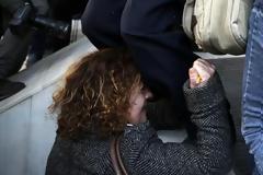 Ξυλοκόπησαν ξανά τον δολοφόνο της Δώρας – Με στυλό η μητέρα τον «κάρφωνε» στο πρόσωπο (Photo/Video)
