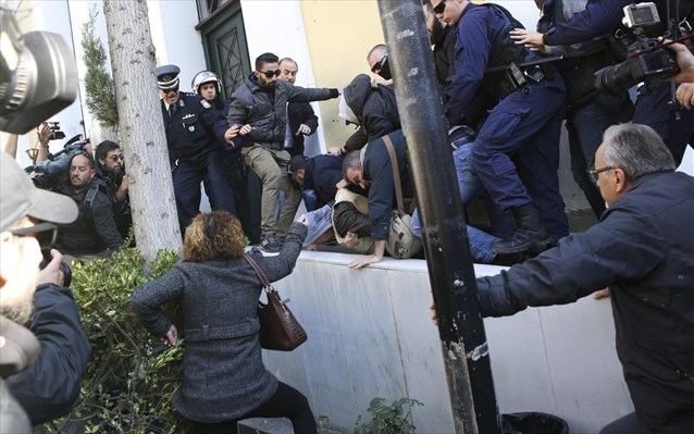 Δολοφονία εφοριακού: Οργή και νέοι προπηλακισμοί κατά την προσαγωγή του φονιά στον ανακριτή - Φωτογραφία 1