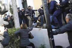 Δολοφονία εφοριακού: Οργή και νέοι προπηλακισμοί κατά την προσαγωγή του φονιά στον ανακριτή