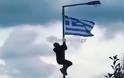 Επιτέλους αντίδραση: Γέμισαν ελληνικές Σημαίες το σχολείο που απέβαλε τον μαθητή που ύψωσε την γαλανόλευκη την 28η Οκτωβρίου