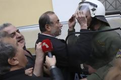 Τα ΜΑΤ περικύκλωσαν την Ευελπίδων για να φυγαδεύσουν τον δολοφόνο της Δώρας [Εικόνες-Βίντεο]