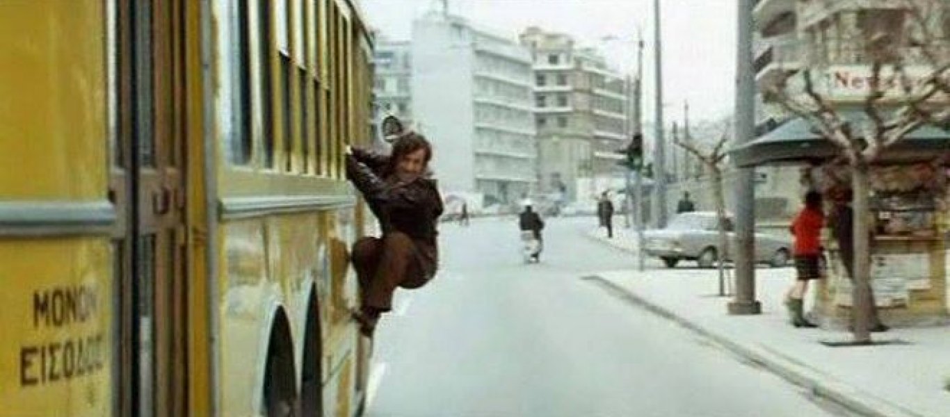 Αθήνα 1971 - Γιατί αυτός ο άνδρας είναι κρεμασμένος από το τρόλεϊ; - Φωτογραφία 1