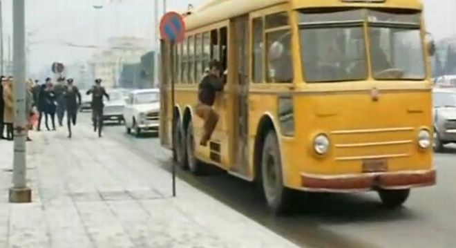 Αθήνα 1971 - Γιατί αυτός ο άνδρας είναι κρεμασμένος από το τρόλεϊ; - Φωτογραφία 2