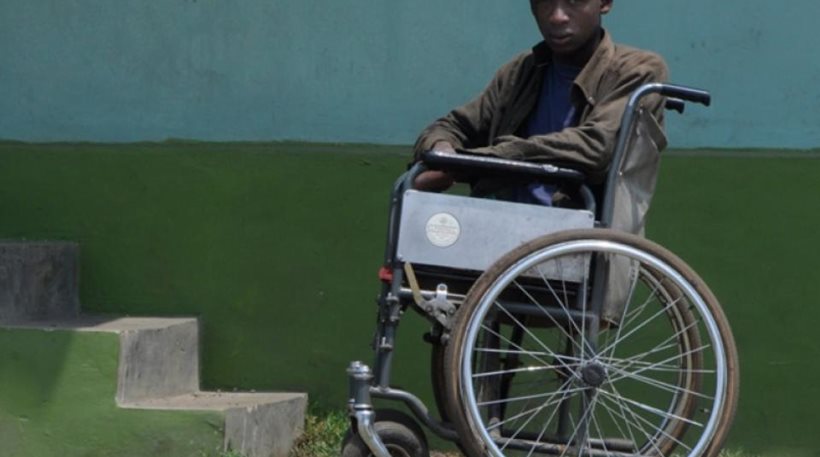 Από την Τανζανία στο νοσοκομείο της Πάτρας: Το μακρύ ταξίδι ενός 15χρονου ορφανού που έχασε τα πόδια του σε φωτιά - Φωτογραφία 1