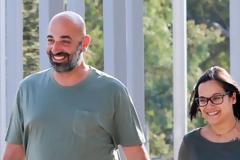Κατερίνα Τσάβαλου: Αγκαλιές και φιλιά με τον σύζυγό της