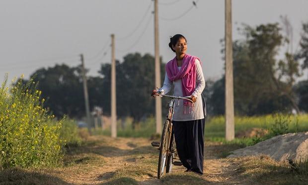 Νεπάλ: Η ιστορία της 14χρονης που κατάφερε να ξεφύγει από τον παιδικό γάμο με... ένα σκουριασμένο ποδήλατο - Φωτογραφία 2