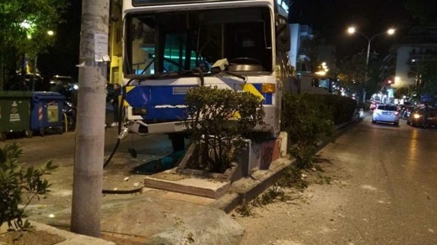 Σοβαρό τροχαίο με λεωφορείο στη Λεωφόρο Παπάγου - Τραυματίστηκε ο οδηγός και επιβάτες [Εικόνες] - Φωτογραφία 2