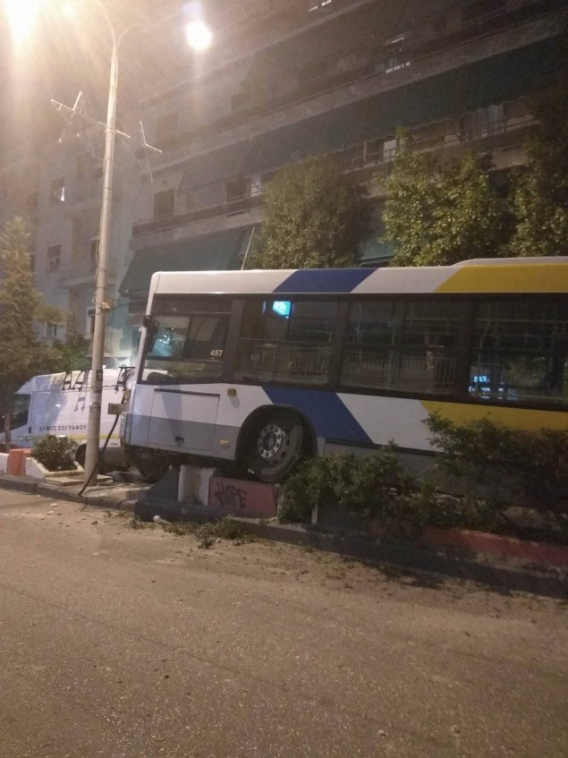Σοβαρό τροχαίο με λεωφορείο στη Λεωφόρο Παπάγου - Τραυματίστηκε ο οδηγός και επιβάτες [Εικόνες] - Φωτογραφία 3