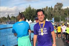 Ο Άδωνις Γεωργιάδης πανηγυρίζει το νέο του ρεκόρ στη διαδρομή των 10χλμ.