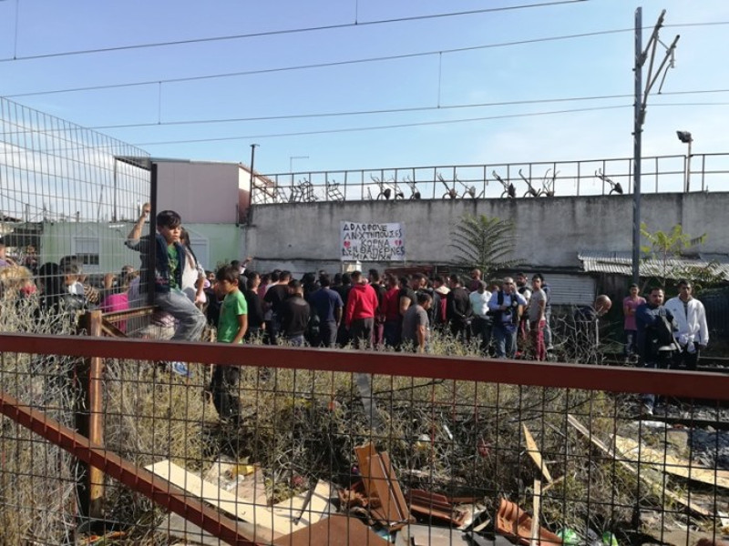 Συμβολική κατάληψη των γραμμών του ΟΣΕ στη συνοικία της Νέας Σμύρνης Λάρισας από Ρομά - Φωτογραφία 1
