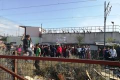 Συμβολική κατάληψη των γραμμών του ΟΣΕ στη συνοικία της Νέας Σμύρνης Λάρισας από Ρομά