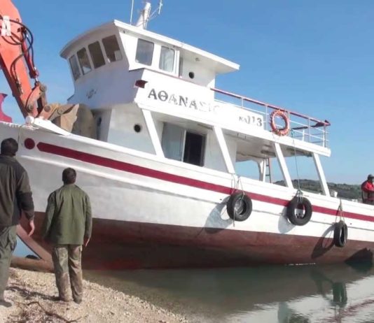 Καταστρέφουν τα παραδοσιακά σκάφη όπως καταστρέφουν την Ελλάδα (video) - Φωτογραφία 1